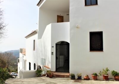 R13 - Entrance to the apartment.