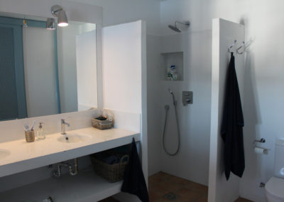 R17 - Bathroom