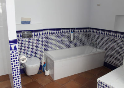 R27 - Bathroom 2.