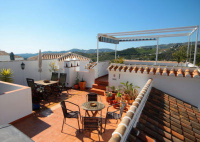 R24 - Large terrace with views.