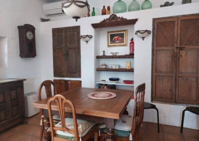 G17 - kitchen with dining area