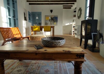 R17 - Nice living room with a stove.