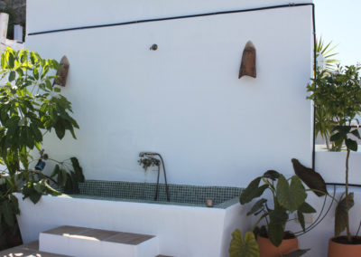 R17 - Shower and plunge pool.