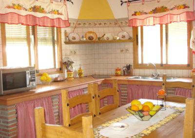 G27 -  Bright kitchen.