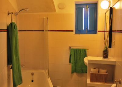 R02 - Bathroom with a bath.