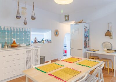R27 - kitchen with look to the living area