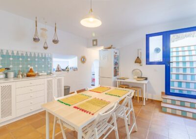 R27 - kitchen with access to terrace