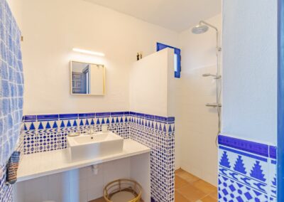R27 - bathroom 1st floor