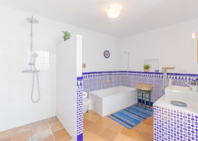 R27 - bathroom 1