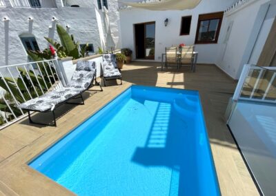 R33 - terrace with pool