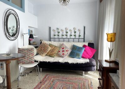 R19 - Living room with a sofa bed
