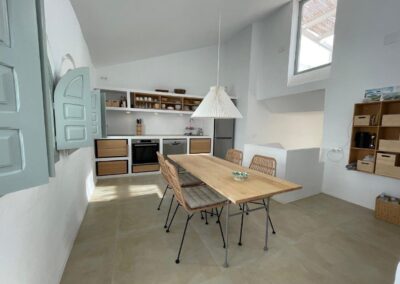 R34 - kitchen and dining area
