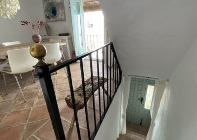 R06 - Interior stairs and entrance