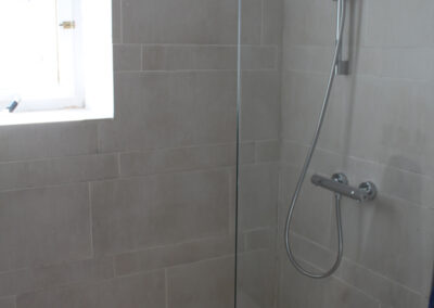 R04 - Bathroom with a shower.