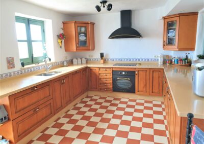 R21 - Large well equipped kitchen