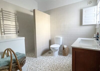 G05 - large bathroom