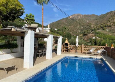 G05 - pool with views to Frigiliana