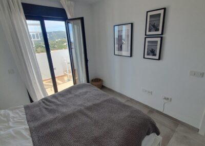 B04 - Large bedroom
