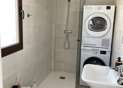 B04 - Bathroom with a shower