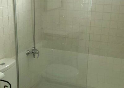 B07 - bathroom with a shower
