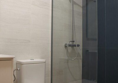R08 - Bathroom with a shower