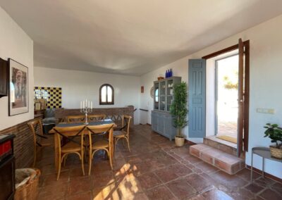 G408 - dining area and access to terrace on the back