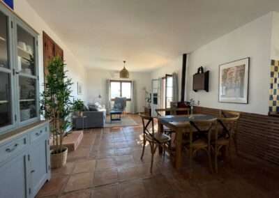 G408 - living room/dining area