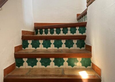 G408 - the stairs to the kitchen/dining and living room