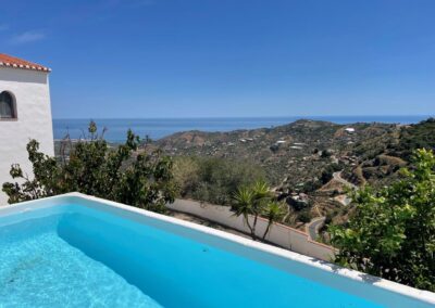 G408 - pool with a view