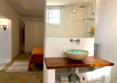 B02 - bathroom ensuite with bedroom 3