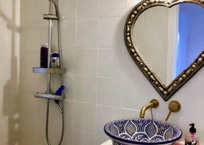 B02 - bathroom in separate apartment