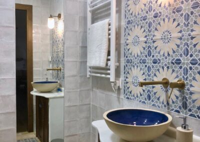 B02 - bathroom next to living room