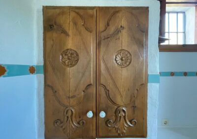 G422 - beautiful cupboard in bathroom