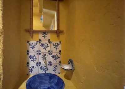 G422 - nice sink by the toilet