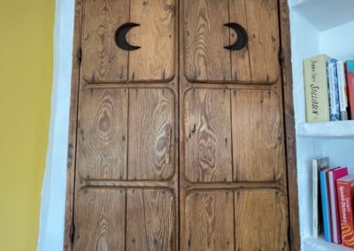 G422 - beautiful cupboard in living room