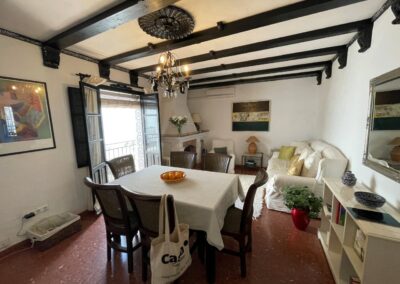 B423 - dining area/living room
