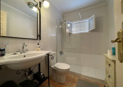 B423 - bathroom