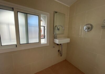 B423 - bathroom upstairs