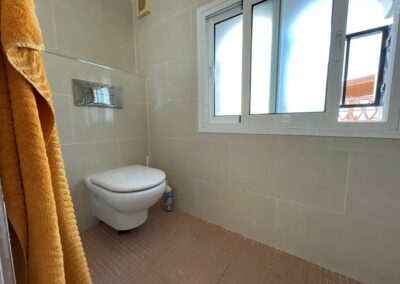 B423 - bathroom upstairs