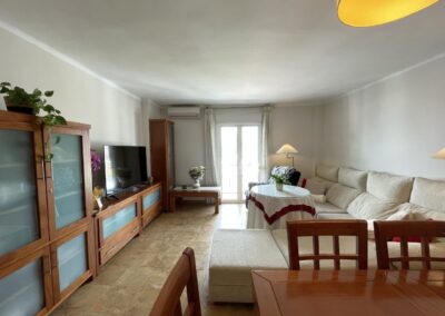 B426 - stue med balkon